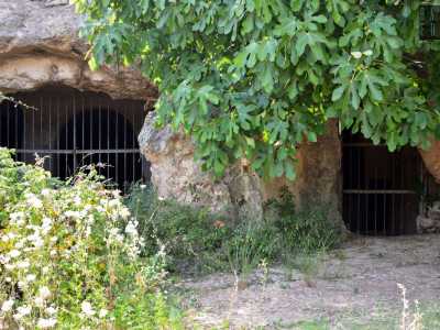 ...gli accessi della chiesa serrati da una recinzione in ferro
